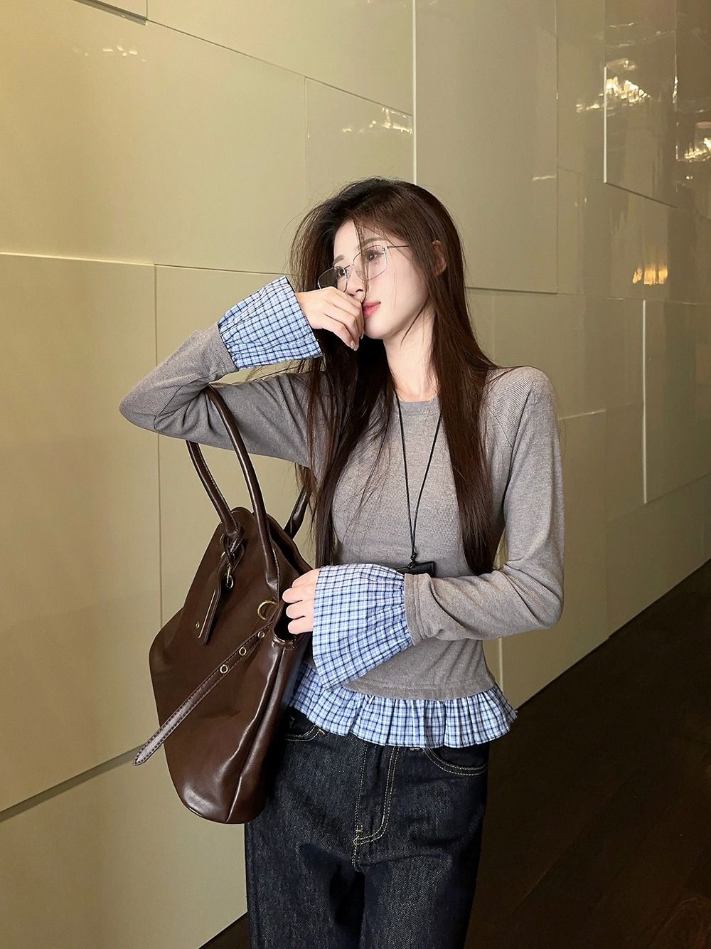 페이크 레이어드 체크무늬 패치워크 긴팔 티셔츠 여성 2026 가을 새로운 디자인 센스 몸매 가꾸기 슬림해 보이는 작은 대중 기본 셔츠