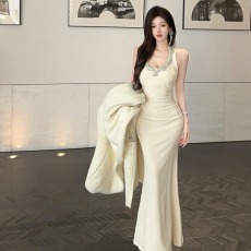 批发实拍镶钻V领挂脖<b class='q'>吊带</b>中<b class='q'>长裙</b>连衣裙纯欲性感包臀小妈显身材抹胸裙