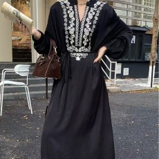 批发2026新款复古民族风重工刺绣排扣系带修身长款度假连衣<b class='q'>裙</b>