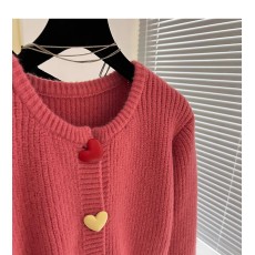 批发粉色毛衣外套女<b class='q'>冬</b>季新款韩版百搭彩色爱心纽扣圆领软糯针织开衫潮