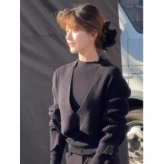 批发实价有货黑色深V领<b class='q'>羊绒</b>短款<b class='q'>毛衣</b>内搭打底衫女春季高级感短款套装