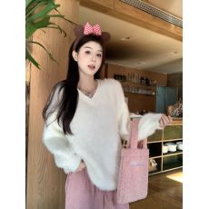 批发实拍  韩系大V领仿水<b class='q'>貂绒</b>白色毛衣女温柔风慵懒宽松毛毛针织上衣