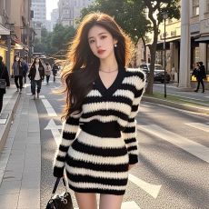 批发凤凰绒~撞色条纹长袖针织连衣裙女早<b class='q'>秋</b>新款修身显瘦毛衣包臀裙