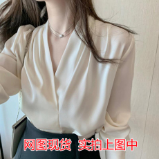 批发白色v领缎面衬衫通勤正装<b class='q'>上衣</b>设计感小众职业装白衬衣女装高级感