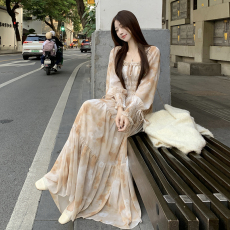 批发实拍~法式复古方领大码连衣裙<b class='q'>春</b>天2026新款显瘦温柔风过膝碎花裙