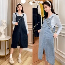 批发孕妇装新款时尚翻领针织长袖上衣+宽松牛仔背带裙<b class='q'>连衣裙</b>孕妇套装