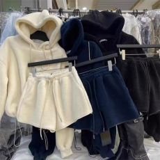 批发韩系2025冬季新款时尚休闲连帽加厚羊羔毛卫衣高腰<b class='q'>短裤</b>两件套装女