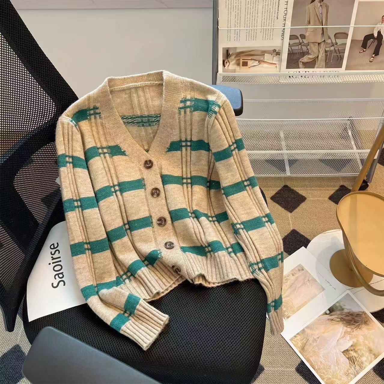 PF29878#学院风v领条纹拼色开衫春秋冬毛衣女短款设计感针织衫上衣ins女裝貨源服裝批發
