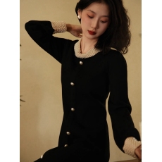批发网红气质黑色珍珠装饰连衣裙女<b class='q'>秋</b>新款重工法式小黑裙复古针织长裙