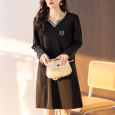 批发限价+12 时尚钉珠拼接黑色连衣裙女秋季欧货休闲上衣款<b class='q'>大码</b>女装