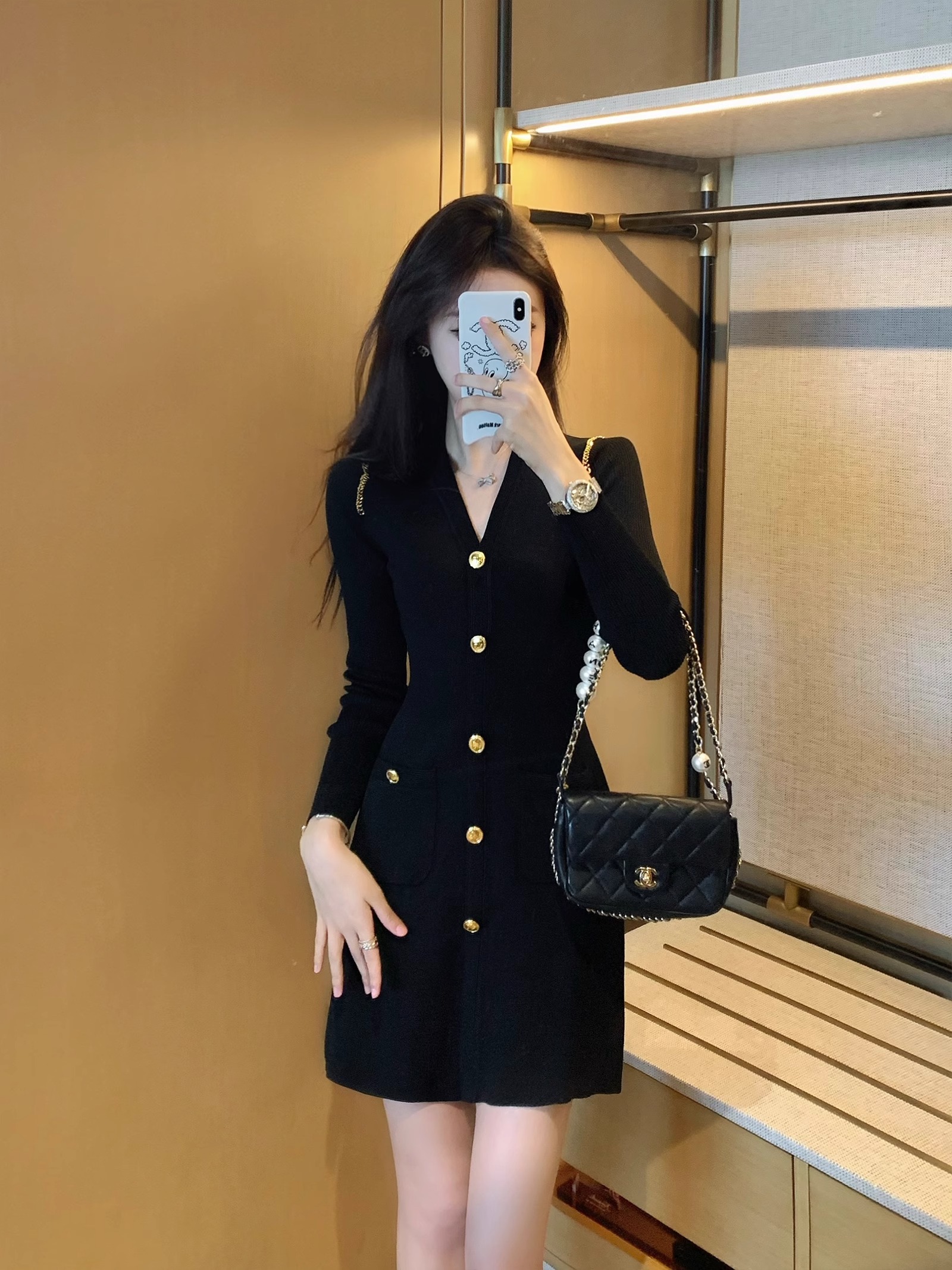 고급 센스 검정색 V넥 니트 미니 스커트 몸매 가꾸기 허리 수축 슬림해 보이는 긴팔 품격 출퇴근 작은 샤넬 스타일 드레스 가을