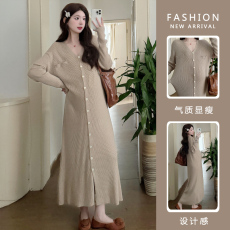批发2026春季<b class='q'>孕妇</b><b class='q'>长袖</b>针织连衣裙气质<b class='q'>显瘦</b>宽松打底设计感连衣裙