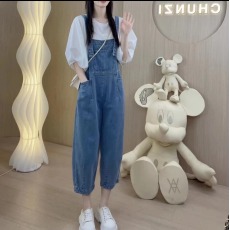 批发<b class='q'>女生</b>裤子时尚宽松减龄牛仔背带裤连体裤+时尚上衣套装两件套装潮