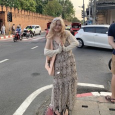 批发微胖设计感木耳边水墨印花吊带裙夏复古宽松气质显瘦海边度假长裙