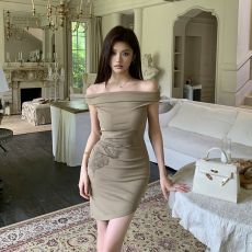 批发实拍2026春夏新款不规则褶皱印花修身一字肩<b class='q'>连衣裙</b>女包臀短裙子女