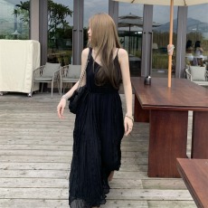 批发韩国高级感褶皱<b class='q'>吊带</b>连衣裙设计感气质显瘦百褶黑色a字海边度假裙