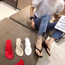 批发夹趾拖鞋女2025年新款人字坡跟海边度假清新外穿时尚凉拖鞋