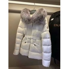 批发新款羽绒服高级羽绒服狐狸毛新款爆款时尚潮流百搭设计拼接服保暧