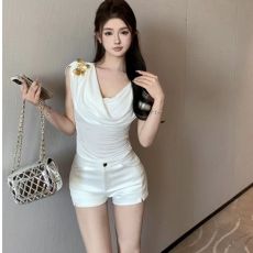 批发已出货 甜辣<b class='q'>修身</b>白色荡领无袖T恤女夏短款设计感纯欲露背衣没<b class='q'>饰品</b>