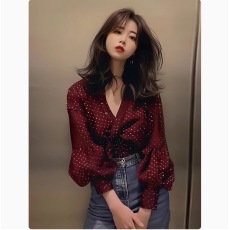 批发酒红色春秋季新款女装波点V领<b class='q'>泡泡袖</b>长袖衬衫小众上衣雪纺蕾丝