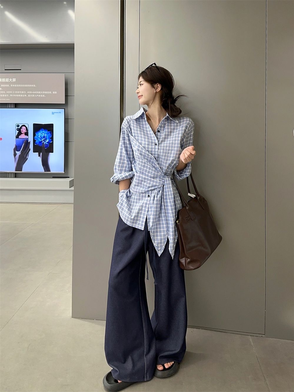 FA35901# 韩系简约蓝色格子长袖衬衫女早秋新款设计收腰别致不规则系带衬衣 服裝批發女裝批發服飾貨源