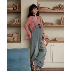 批发2026春<b class='q'>孕妇装</b>牛仔背带裤百搭遮孕肚减龄木耳边裤脚针织打底衫套装