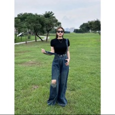 批发设计感背带裤女<b class='q'>破洞</b>牛仔裤宽松高腰阔腿裤+黑色短袖打底上衣套装
