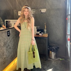 批发微胖女生气质果实绿洋气长裙小清新绿格子方领背心百褶收腰连衣裙