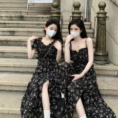 批发法式茶歇黑色碎花吊带连衣裙女夏季高级感气质收腰显瘦开叉长裙子