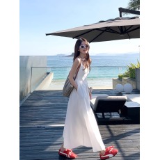 批发韩系温柔白色收腰吊带连衣裙度假风甜美穿搭显瘦高级感气质长裙子