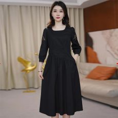 小众收腰气质方领连衣裙女2026年春季新款修身复古优雅中长款裙子