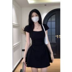 批发轻奢<b class='q'>高档</b>小黑裙夏显瘦收腰小众连衣裙设计感短裙子
