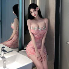 批发实拍实价粉红色花朵刺绣吊带连衣裙女夏季辣妹显身材收腰包臀裙子