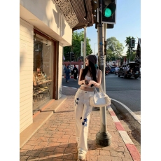 批发titi小姐姐<b class='q'>克</b><b class='q'>罗</b>假日白色牛仔裤女春季星星皮标显瘦宽松直筒裤