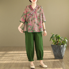 批发实拍2026夏碎花苎麻棉V领刺绣小衫棉麻哈伦裤显瘦套装洋气<b class='q'>妈妈装</b>