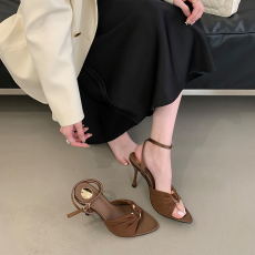 批发2026夏季时尚露趾女鞋御姐范尖头绸缎凉鞋欧美气质金属扣高跟鞋