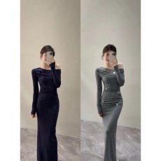 批发2026新款斜领<b class='q'>露肩</b>高级感轻奢气质皱褶收腰<b class='q'>连衣裙</b>