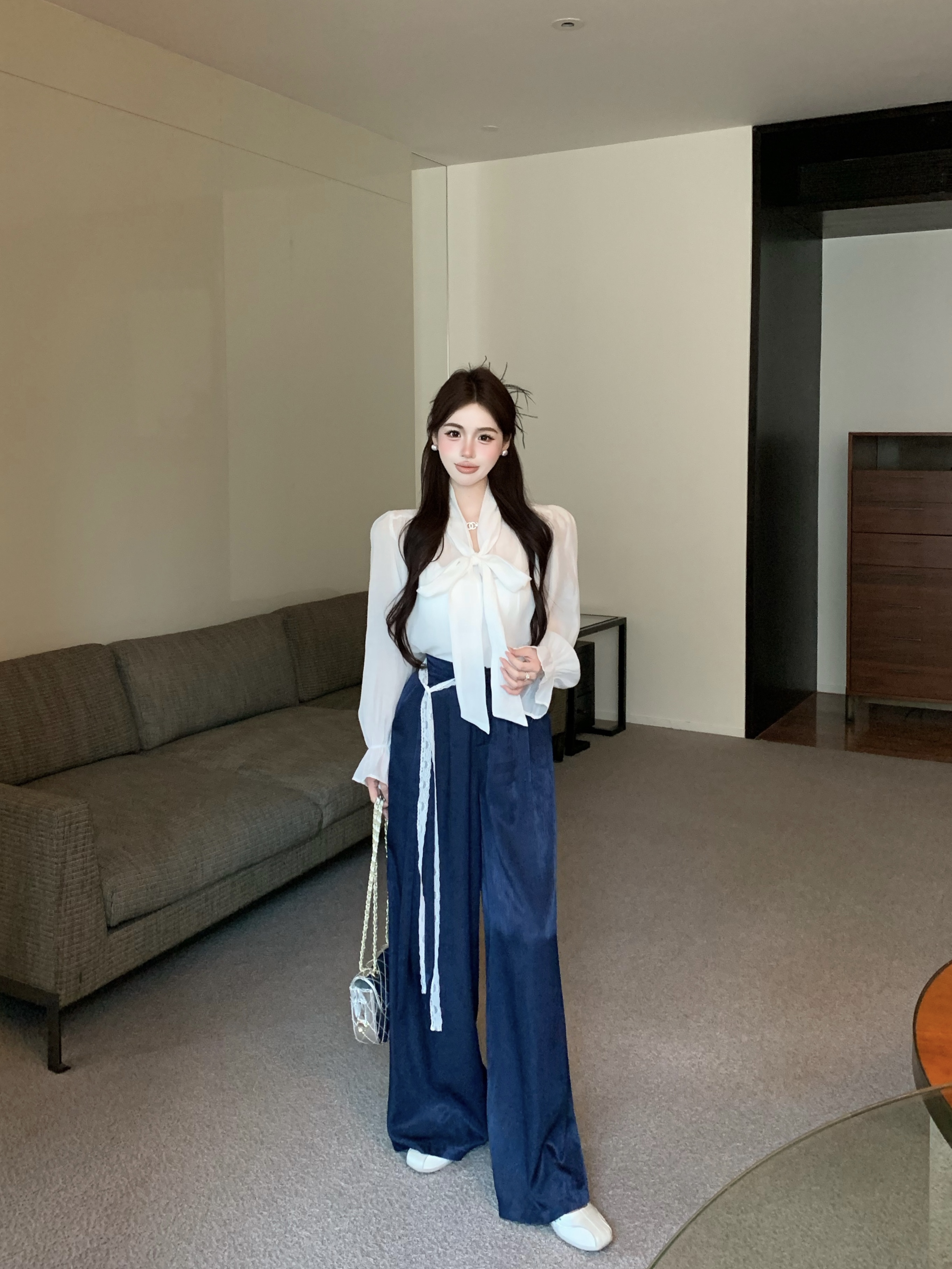 실사 정가 슈퍼 화재 품격 화이트 나팔 소매 V 넥 셔츠 파란색 와이드 레그 팬츠 한 바람 chic 투피스 세트