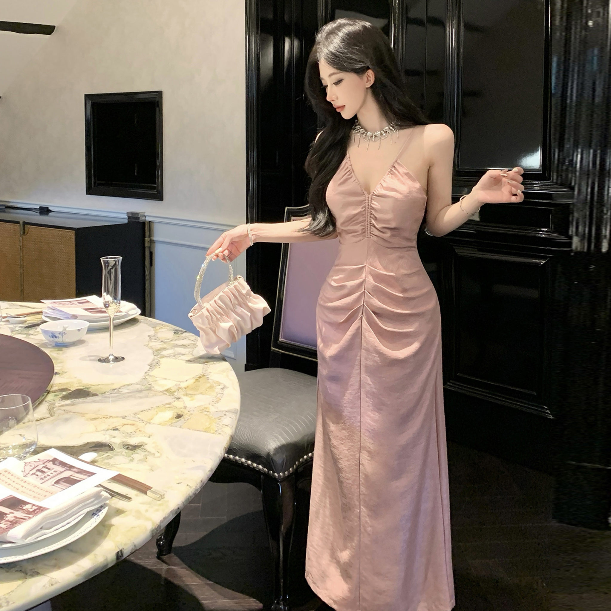 FA34662# 夏季新款V领吊带褶皱设计感露背收腰日常礼服度假长款连衣裙 服裝批發女裝批發服飾貨源
