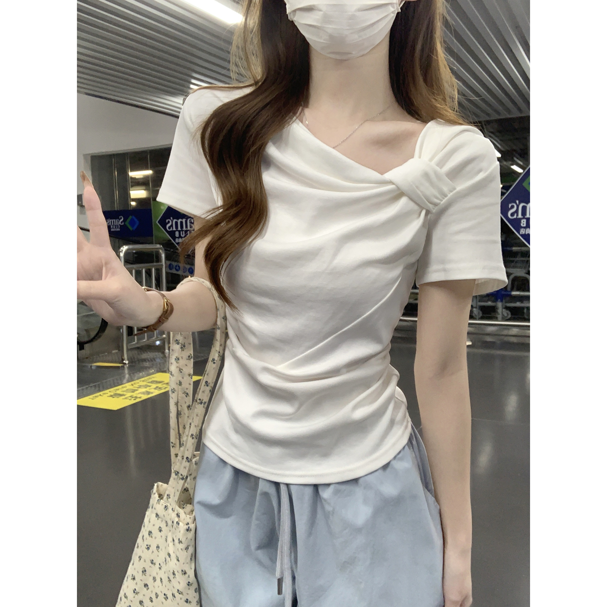 실사 정가 봄 여름 한국 스타일 부드러운 다용도 품격 비스듬한 칼라 매듭 디자인 센스 순면 반팔 티셔츠 맨위 여성