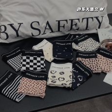 批发女士<b class='q'>内裤</b>网红爆款<b class='q'>无</b><b class='q'>痕</b><b class='q'>冰</b><b class='q'>丝</b>轻薄提臀蜜桃臀简约中腰黑白三角裤