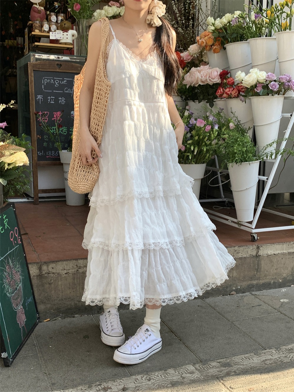白色吊带连衣裙女夏季甜美蕾丝蛋糕裙海边度假沙滩裙气质显瘦长裙