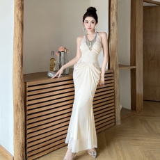 美神降临胸大腰细褶皱蕾丝重工钉珠拼接挂脖连衣裙长裙