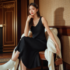 批发秋冬季简约针织吊带<b class='q'>连衣裙</b>女背带裙A字裙外穿修身性感小黑裙