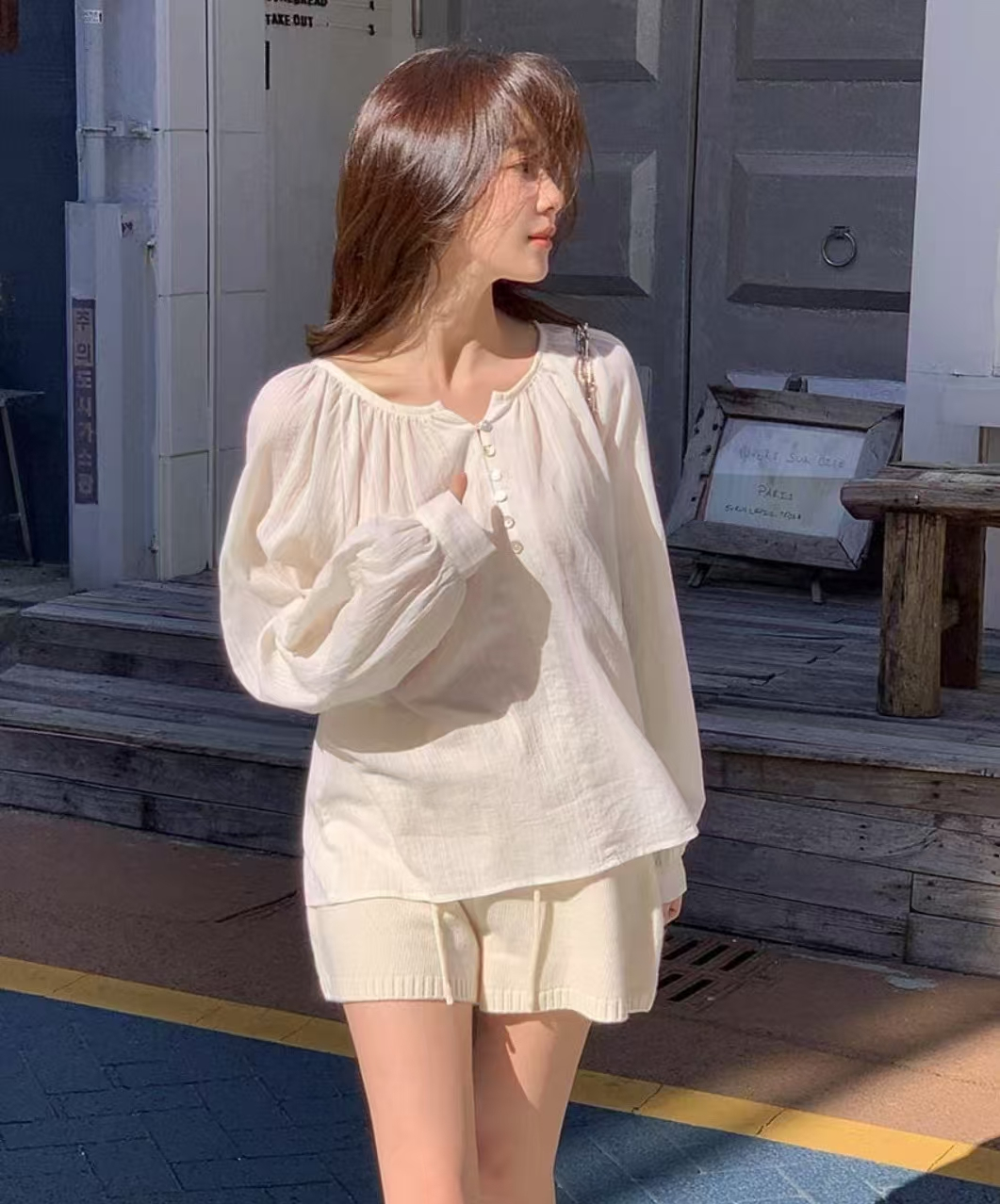 있음 선적 프랑스식 부드러운 느긋한 바람 라운드 넥 단일 행 조개 버클 디자인 루즈핏 슬림해 보이는 긴팔 셔츠 둘 색상
