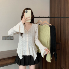 批发实拍2026春装新款<b class='q'>胖</b><b class='q'>mm</b>大码女法式修身压褶收腰喇叭袖v领衬衫上衣