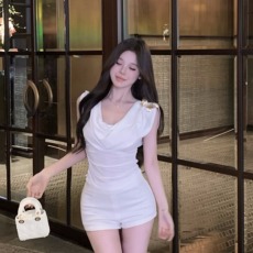 批发已出货 白色荡领无袖T恤女夏季法式短款设计感纯欲露背衣没<b class='q'>饰品</b>