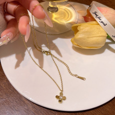 批发法式温柔气质花朵钛钢项链女简约百搭高级感锆石吊坠锁骨链颈链