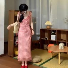 批发樱桃红色格纹修身<b class='q'>吊带</b>鱼尾裙法式收腰显瘦度假风<b class='q'>长裙</b>子