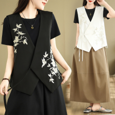 批发实拍2026<b class='q'>春</b>夏新品V领复古国风刺绣马甲 半身裙有售款号8932#